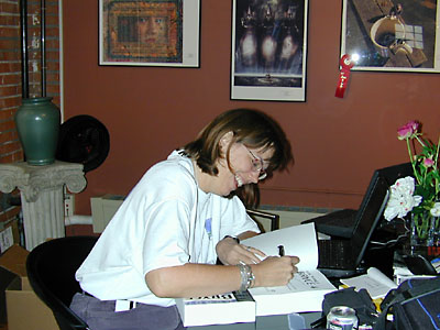 book signing: Oh my oh my it's sooooooooooooooooooooooo nice to be at this stage. Singing that biiiig fat book on Bryce 4!