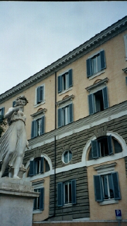 Statue in the Piazza del Popolo: 